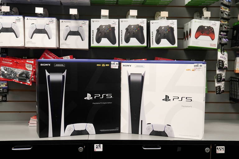 Consoles do PS, da Sony, em loja de Nova York