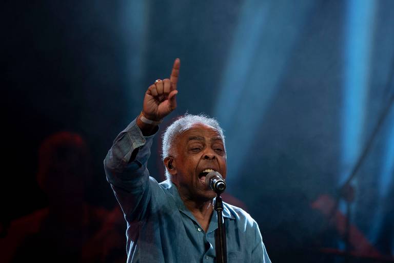 Homem negro cantando em um palco