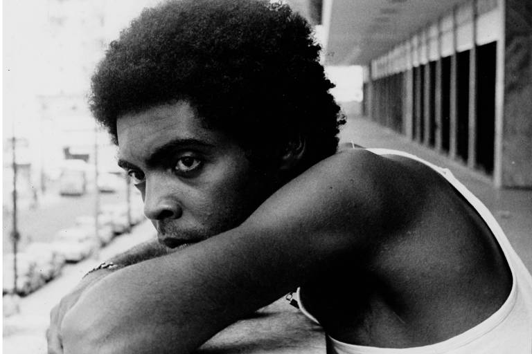 Conhecido como um dos maiores nomes da música brasileira, Gilberto Gil nasceu em Salvador em 26 de julho de 1942. Aos dez anos, aprendeu a tocar acordeão, inspirado por Luiz Gonzaga e o baião
