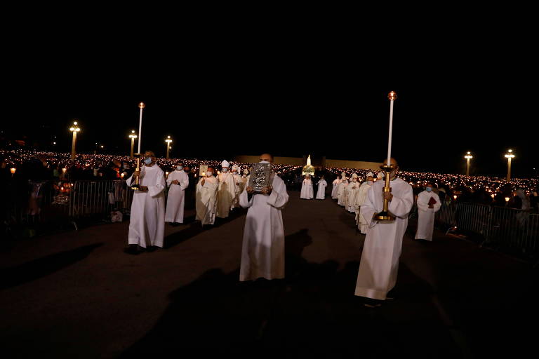 Membros do clero participam de procissão durante o 104º aniversário da aparição da Virgem Maria aos três pastorinhos, no santuário católico de Fátima