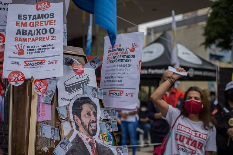 Servidores fazem ato na porta da câmara dos vereadores de São Paulo, durante votação da reforma da Previdência