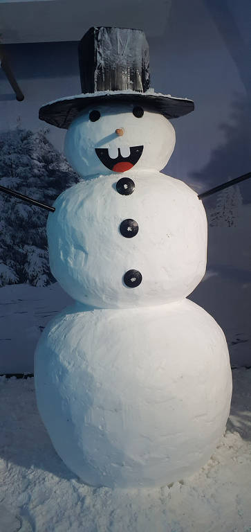 Um boneco de neve com cerca de três metros de altura pode ser visto na atração