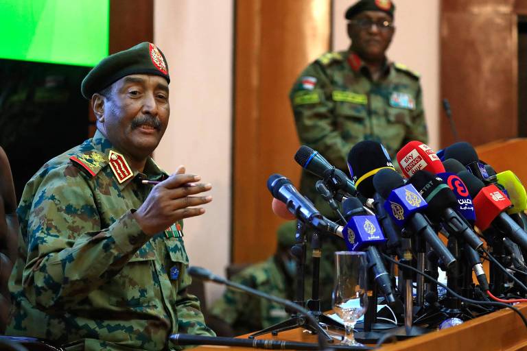 General do Sudão nomeia novo governo chefiado por ele, e protestos voltam às ruas