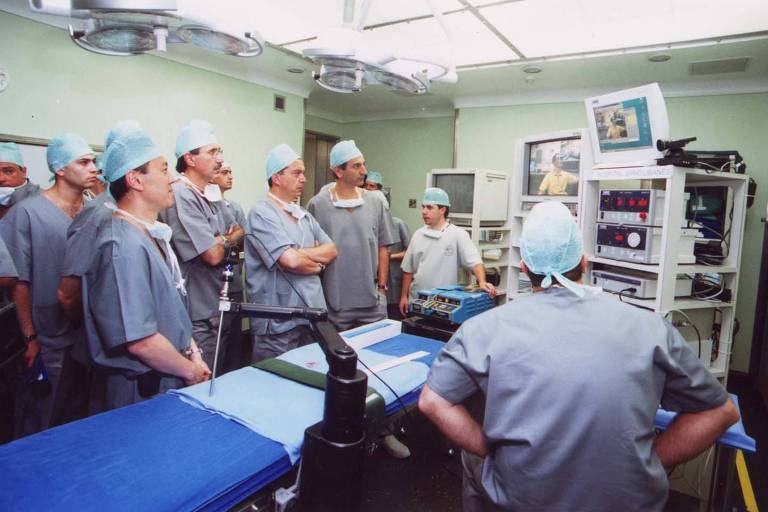 PRIMEIRA TELECIRURGIA D0 HEMISFÉRIO SUL  Realizada em 2000 pelo Sírio-Libanês e pelo Johns Hopkins Hospital, dos EUA, com transmissão simultânea para o Congresso Mundial de Endourologia