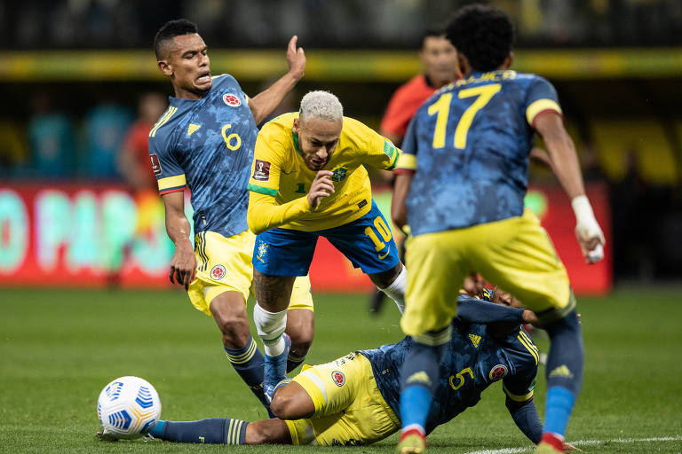 Neymar sofre carrinho da marcação colombiana na vitória pelas Eliminatórias