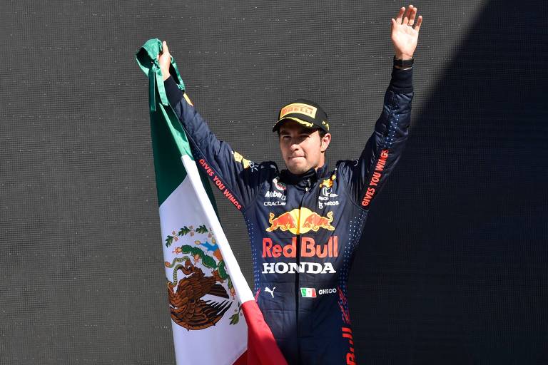 Sergio Pérez exibe bandeira do México após conquistar o terceiro lugar no GP em seu país