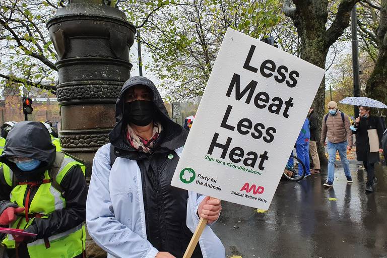 Participantes de marcha climática na COP26