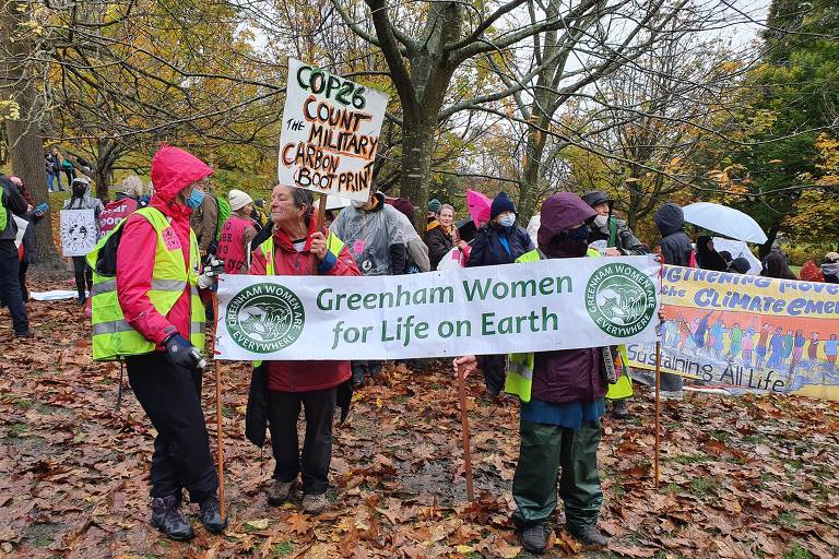 Manifestantes protestam contra a crise climática em Glasgow, durante a COP26