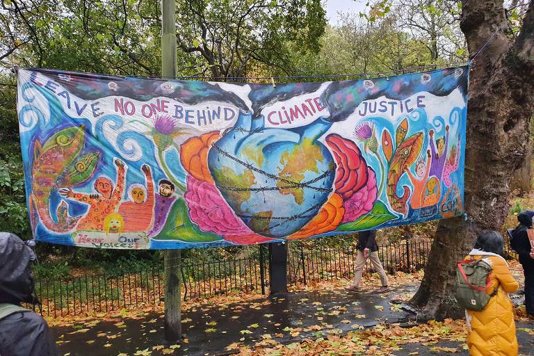 Participantes de marcha climática na COP26