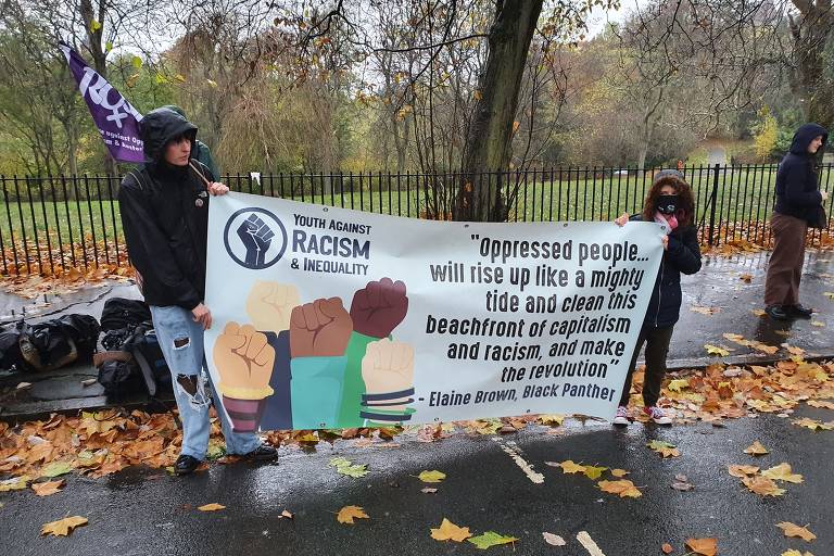 Participantes de marcha climática na COP26