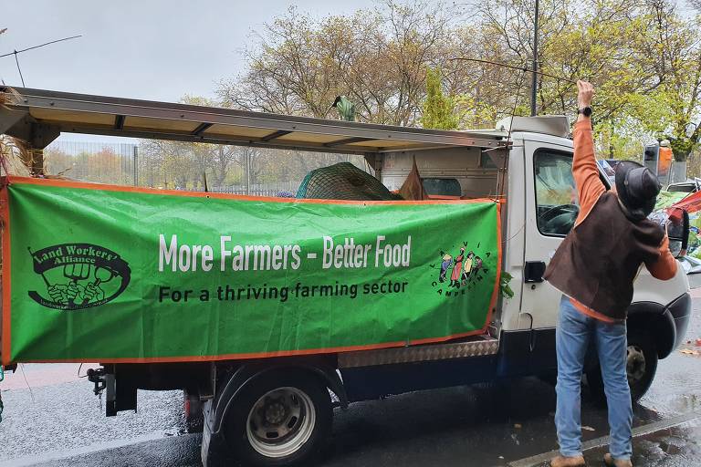 Manifestantes protestam contra a crise climática em Glasgow, durante a COP26