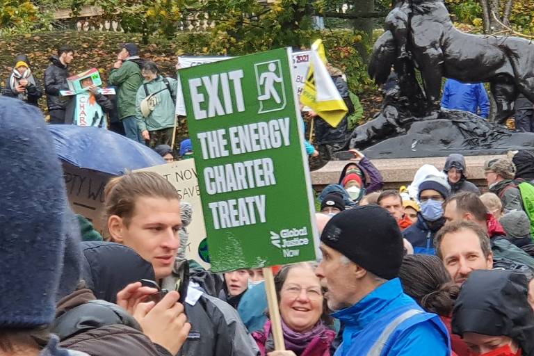 Manifestantes protestam contra a crise climática em Glasgow, durante a COP26