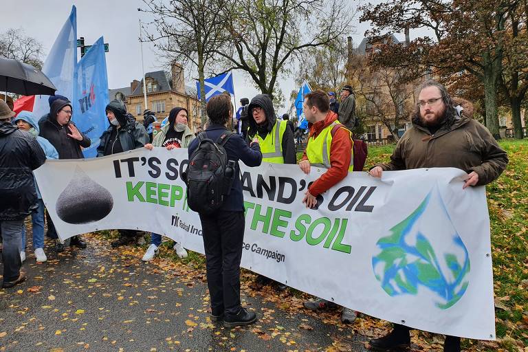 Manifestantes protestam contra a crise climática em Glasgow, durante a COP26
