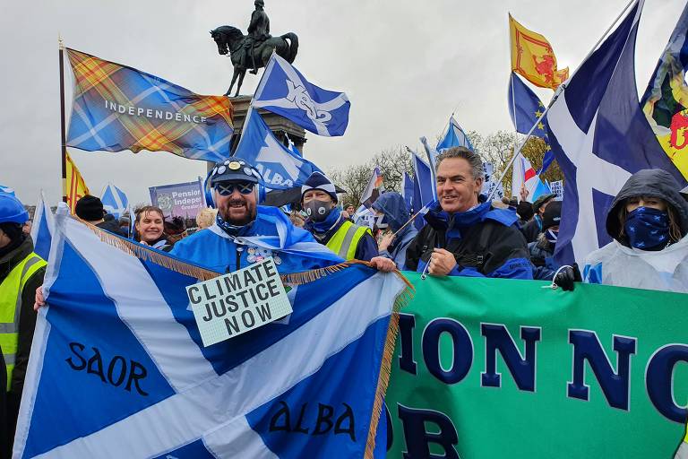 Manifestantes protestam contra a crise climática em Glasgow, durante a COP26