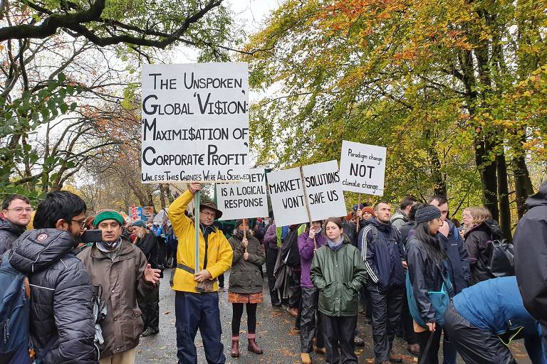 Manifestantes protestam contra a crise climática em Glasgow, durante a COP26