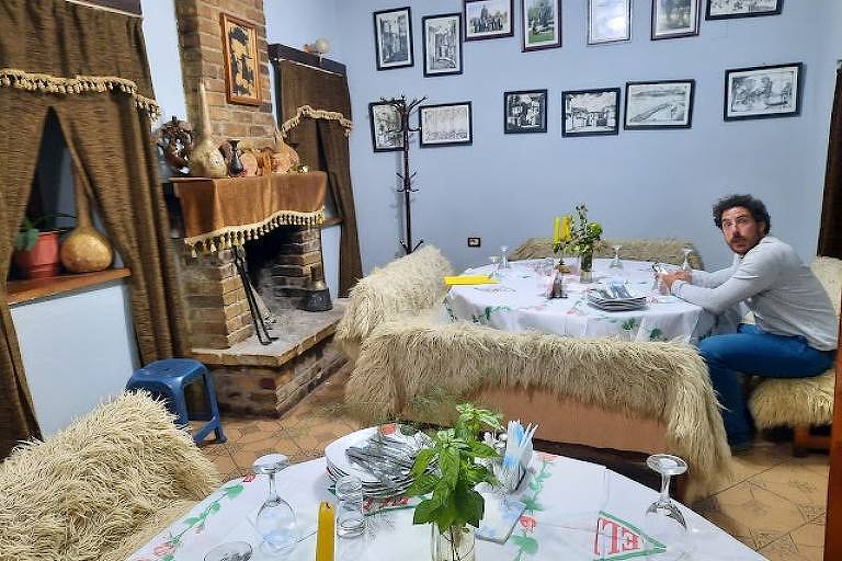 Ambiente do restaurante Poradeci, na Romênia