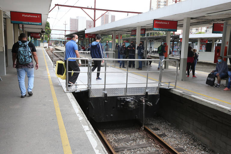 Veja fotos da passarela móvel na estação São Caetano da CPTM