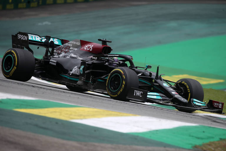 Lewis Hamilton durante treino no circuito de Interlagos