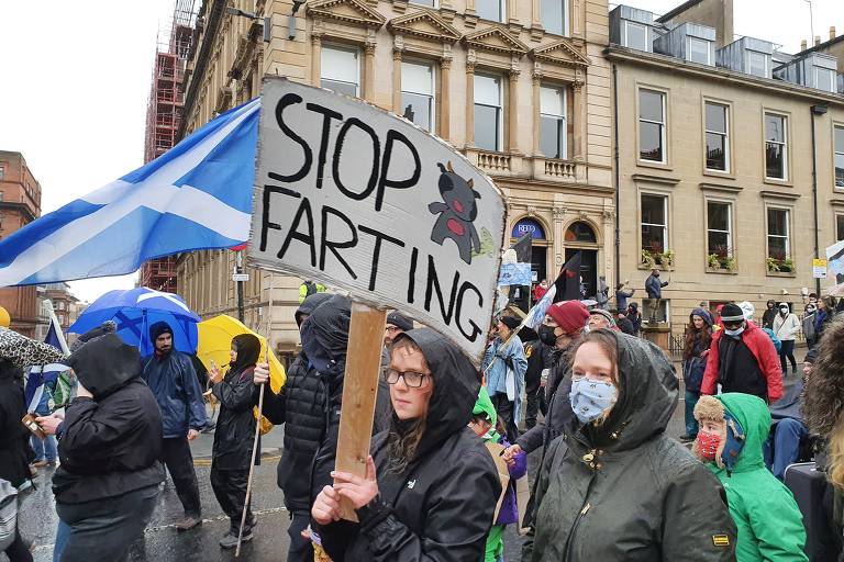Ativistas com cartazes e faixas em protesto contra crise climática