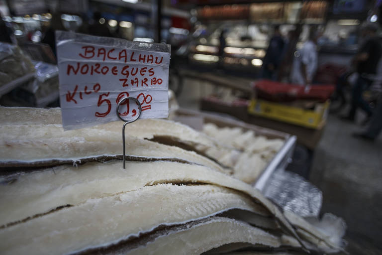 Bacalhau à venda no Mercadão; especialista sugere às famílias que façam tortas ou utilizem o ingrediente no arroz