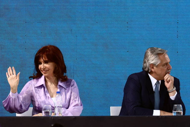 A vice-presidente da Argentina, Cristina Kirchner, acena a apoiadores ao lado do presidente Alberto Fernández em evento de encerramento de campanha em Buenos Aires