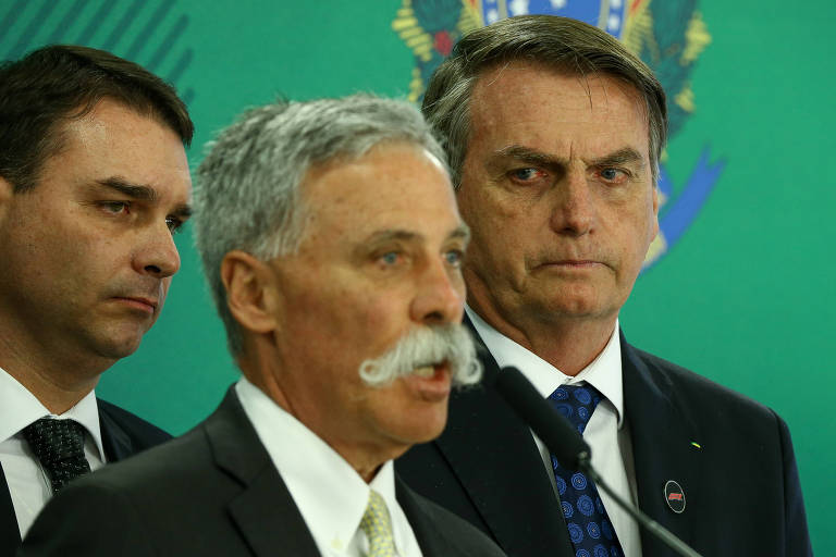 Jair Bolsonaro e o senador Flávio Bolsonaro recebem Chase Carey, chefão da F1, em 2019
