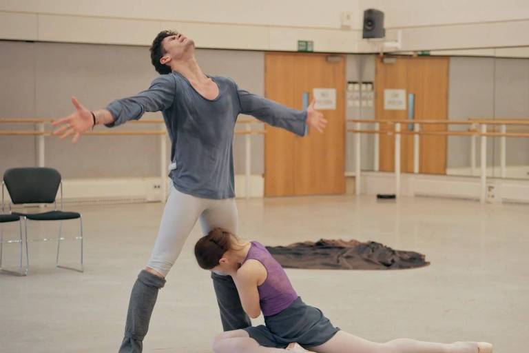 Bailarino Thiago Soares e Lara Rhodes protagonizam curta inspirado em 'O Pássaro de Fogo'