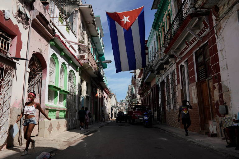 Cubanos se preparam para novo dia de protestos sob repressão e ameaças do regime