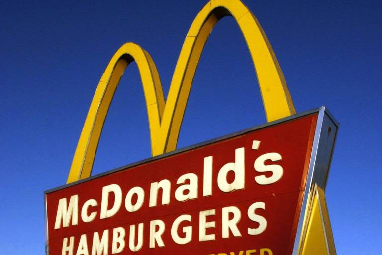 Logotipo gigante da rede de fast food McDonalds, em Boston (EUA)