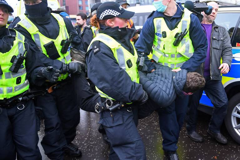 Policiais prendem manifestante que protestava nas ruas de Glasgow