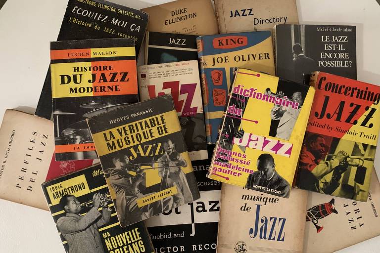 Parte da coleção de livros pioneiros sobre jazz acumulada pelo jornalista Lucio Rangel 