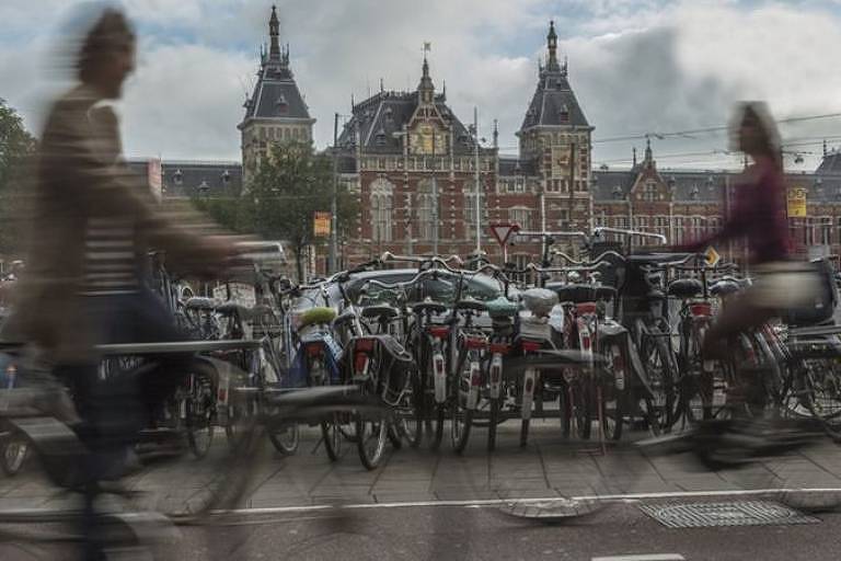 Pessoas andando de bicicleta na Holanda