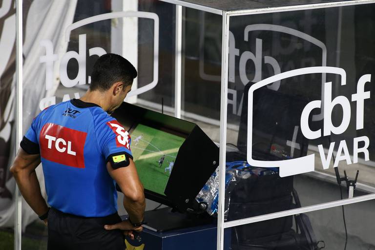 Árbitro confere imagens no monitor em jogo do Campeonato Brasileiro