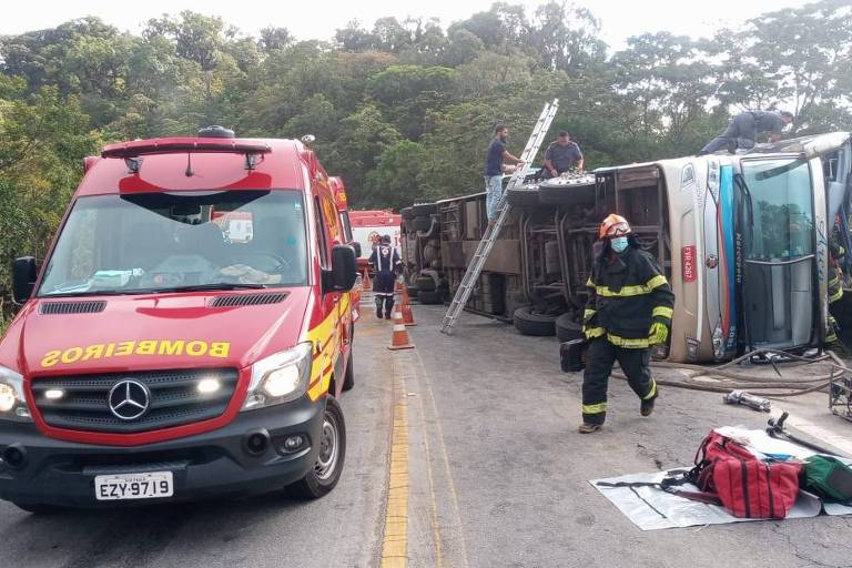 Um acidente com um ônibus que tombou na altura do km 75 da rodovia Oswaldo Cruz, na região de São Luiz do Paraitinga (SP), provocou pelo menos cinco mortes na manhã deste sábado (13), conforme informações do Corpo de Bombeiros.  O acidente também deixou feridos. A Santa Casa de Ubatuba atendeu
