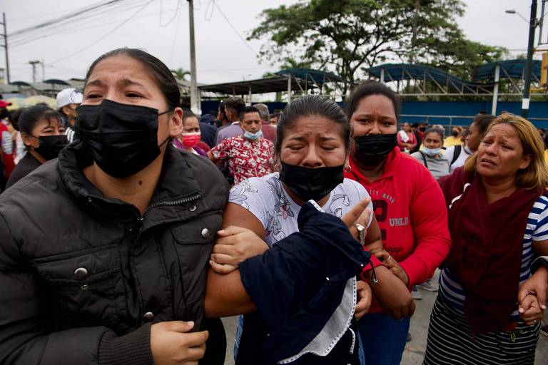 Familiares de detentos esperam por notícias depois que ao menos 58 presos morreram em penitenciária de Guayaquil