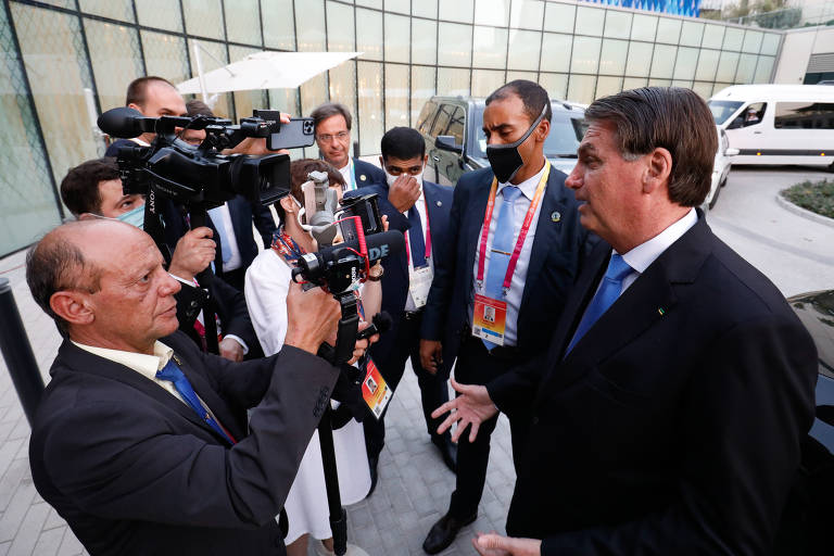 Ele concedeu entrevista coletiva a repórteres que estavam no local