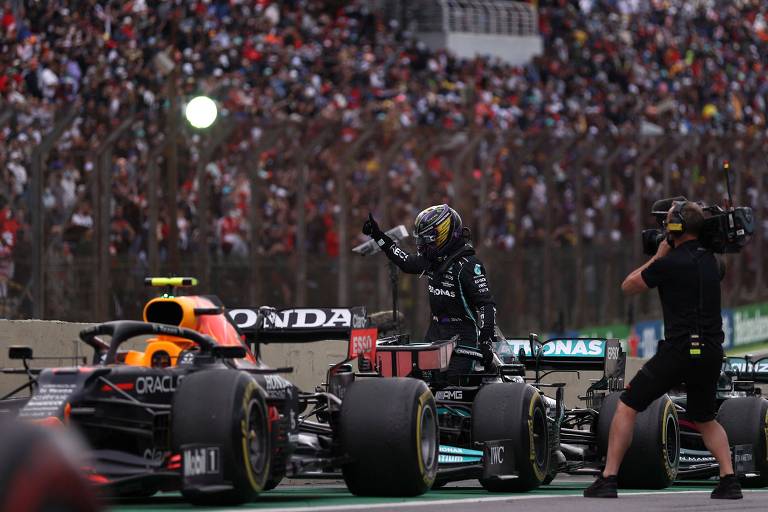Lewis Hamilton acena para fãs na arquibancada do autódromo de Interlagos