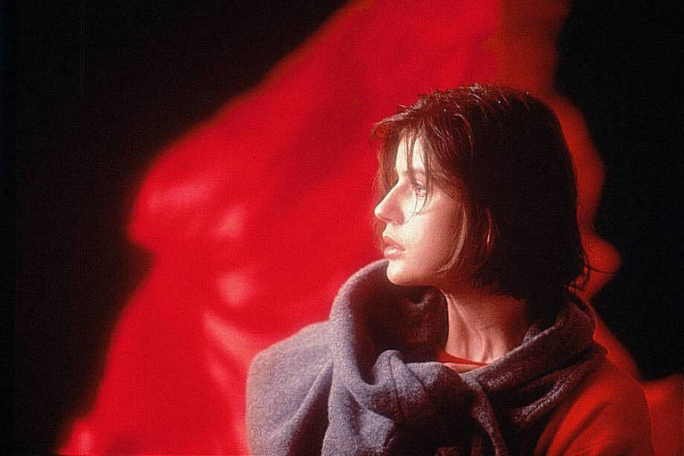 A atriz Iréne Jacob em cena do filme "A Fraternidade É Vermelha", dirigida pelo polonês Krzysztof Kieslowski. 
