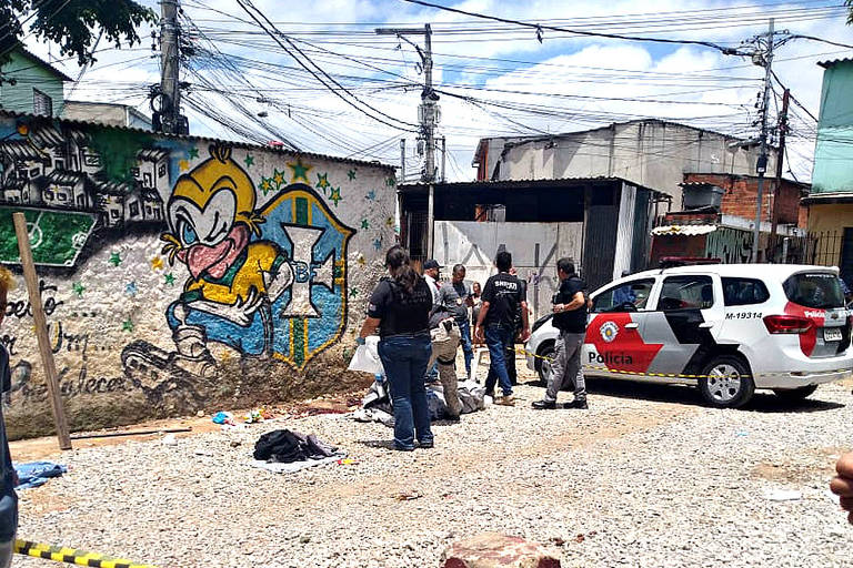 Polícia Militar em local onde um homem e uma mulher morrerem baleados na favela da Ilha, no Parque Santa Madalena, na zona leste de São Paulo; uma outra pessoa foi atingida e acabou ferida; polícia investiga se dois homens em uma moto foram responsáveis pelos disparos 