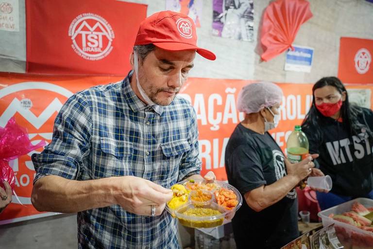 Foto mostra Wagner Moura se servindo de um dos kits de acarajé doado pelo restaurante Acarajazz 