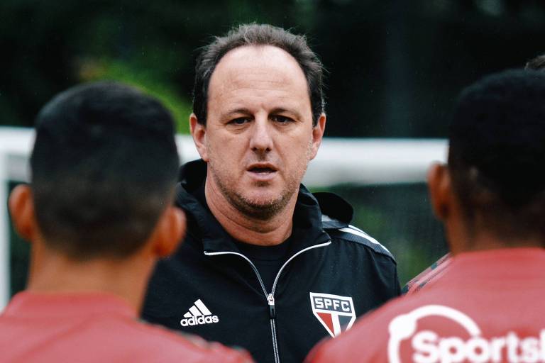 Rogério Ceni conversa com jogadores do São Paulo no treino
