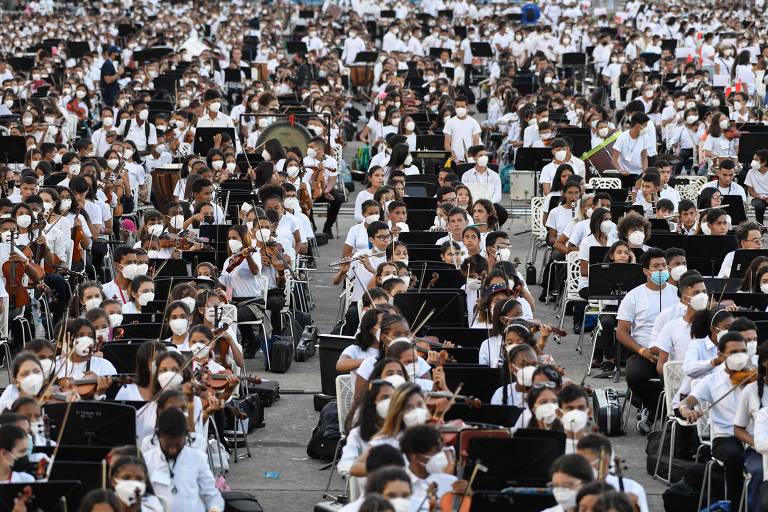 Músicos venezuelanos interpretaram a Marcha Eslava de Tchaikovsky, em uma tentativa de bater o novo recorde Guinness de "maior orquestra do mundo"