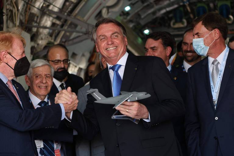 Continuaremos nos amando, diz Bolsonaro à Embraer em meio a disputa com FAB