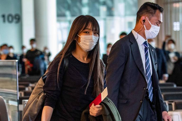 Ex-princesa Mako no aeroporto de Tóquio; ela pegou avião para Nova York, onde vai morar com o marido