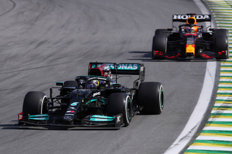Lewis Hamilton ultrapassa Max Verstappen