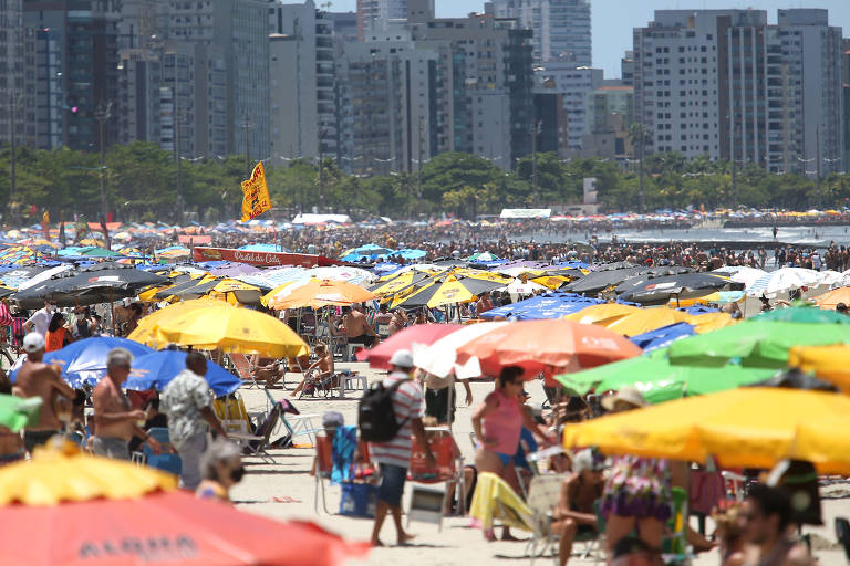 Movimentação de banhistas na praia do Gonzaga, em Santos, no domingo