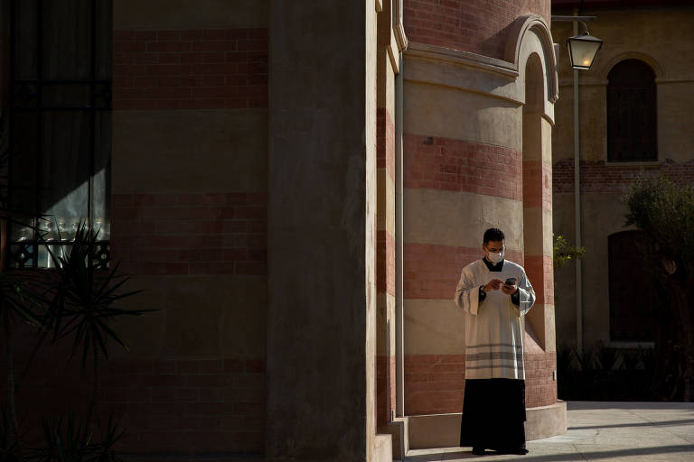Religioso do lado de fora da capela Santa Luzia, reinaugurada no último sábado