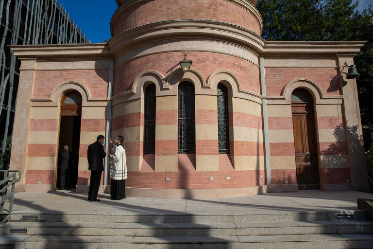 Vista posterior da capela; a parte arredondada com três janelas é onde fica o altar da edificação