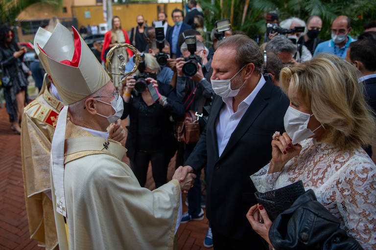 Dom Odilo Scherer cumprimenta Alexandre Allard, empresário responsável pelo complexo de luxo Cidade Matarazzo, do qual a capela faz parte