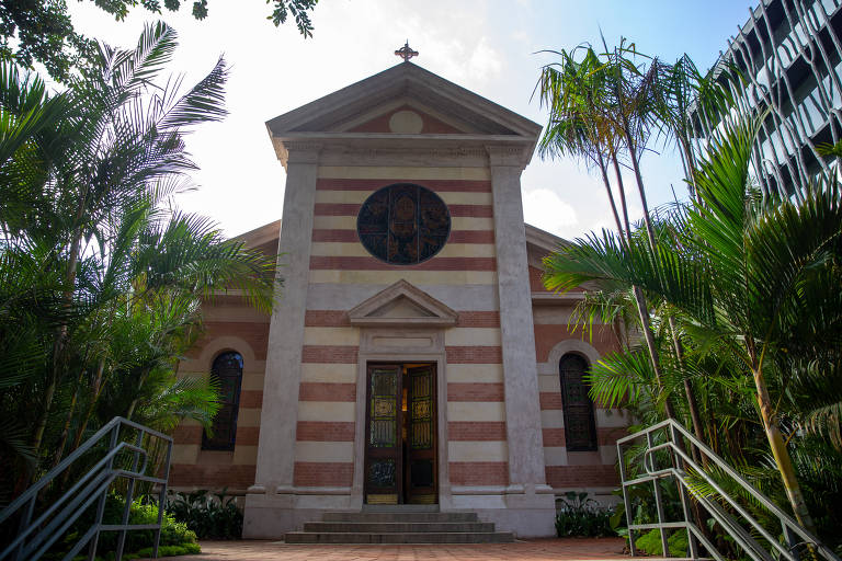 Vista da fachada principal da capela Santa Luzia, que ganhou uma rosácea com vitral de Vik Muniz
